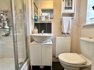 Master En-suite- click for photo gallery